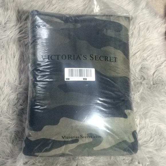 PINK Victoria's Secret Accessories - Victoria's Secret pink soft Sherpa blanket camo